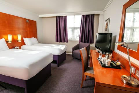 Classic Room, 2 Twin Beds, Non Smoking | Iron/ironing board, free WiFi, bed sheets