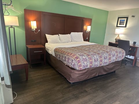 Room, 1 King Bed, Non Smoking | Desk, bed sheets