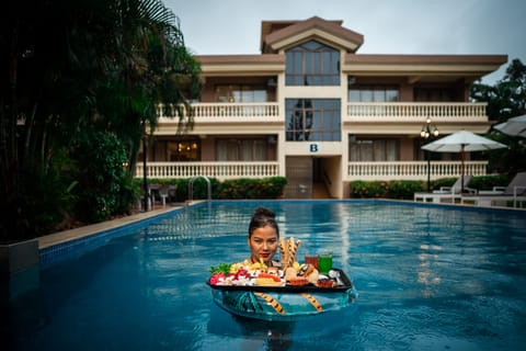 Outdoor pool, pool umbrellas, sun loungers