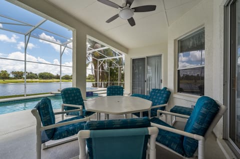 Covered lanai with table seating for 6
