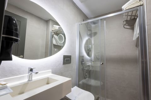 Economy Room, 1 King Bed | Bathroom | Shower, rainfall showerhead, free toiletries, hair dryer