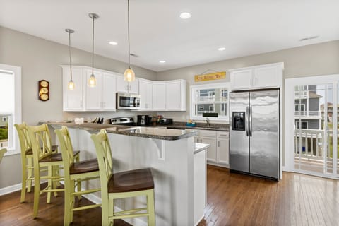 The well-stocked kitchen with countertop seating for 3