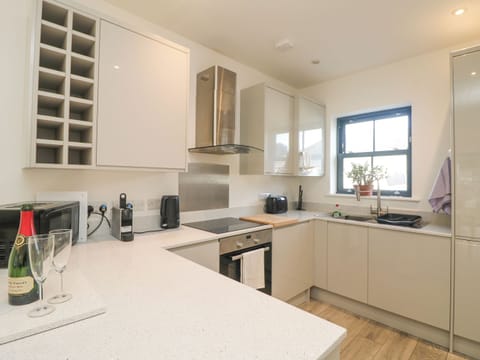 Cottage | Private kitchen | Fridge, dishwasher, electric kettle, toaster
