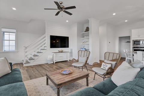 Comfortable common area with plenty of seating.