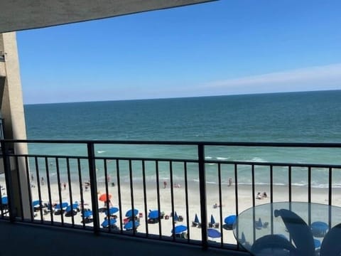 Condo, 2 Bedrooms | Property grounds