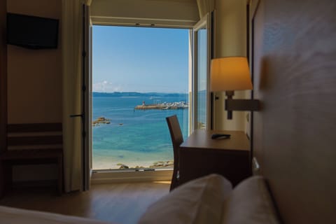 Double Room, Sea View | In-room safe, desk, free WiFi