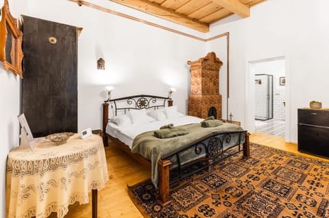 Bed and table – Soví dom apartment 3