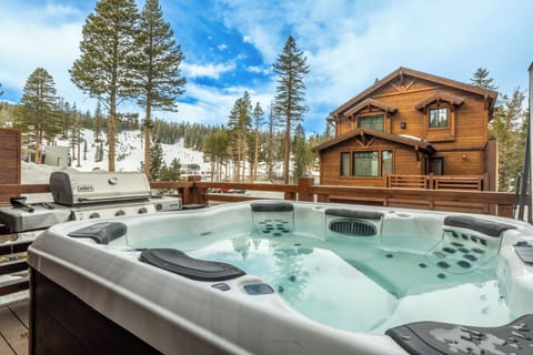 Soak beneath open skies with Canyon’s runs in view — the ultimate way to unwind after a day on the mountain.