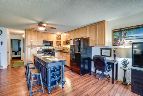 Kitchen | Equipped w/ Cooking Basics