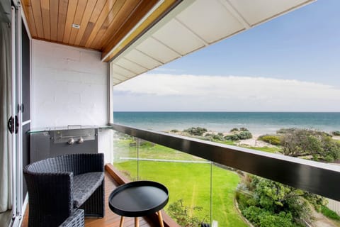 Seascape - Private balcony with BBQ