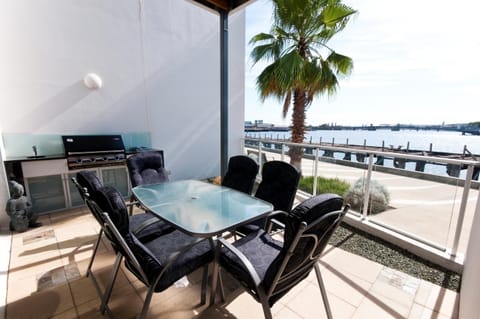 Front Patio BBQ area - Elite Accommodation, Dolphin Cove, Free Wifi, Free Parking, Adelaide rental