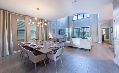 House, 5 Bedrooms | In-room dining