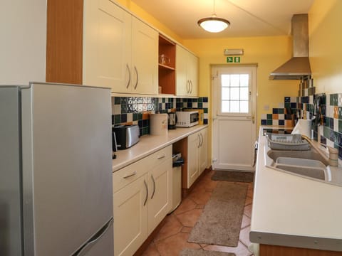 Cottage | Private kitchen | Fridge, dishwasher, electric kettle, toaster