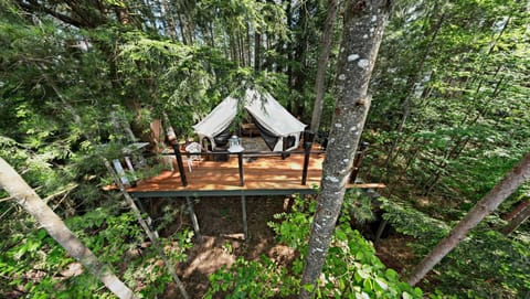 With a view over Brantingham Lake the Glamping tent is surrounded by nature and has its own private dock directly in front.