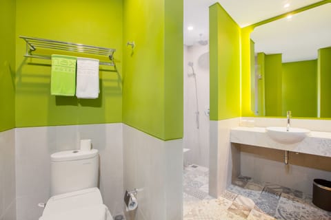 Deluxe Double Room | Bathroom | Shower, free toiletries, slippers, bidet