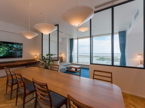 [91 (suite room)] A dining room with a calm retro atmosphere