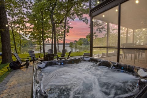 Unwind in the hot tub and take in that absolutely stunning view of Chester River.