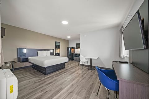 Pillowtop beds, desk, free WiFi, bed sheets