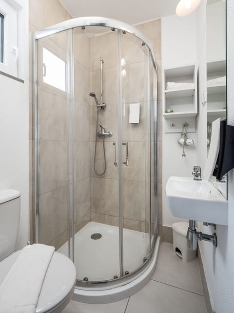 Premium Mobile Home | Bathroom | Shower, free toiletries, hair dryer, towels