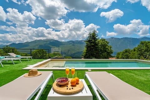 Villa Rose is a 4-bedroom villa with a heated pool 12km from Baška Voda