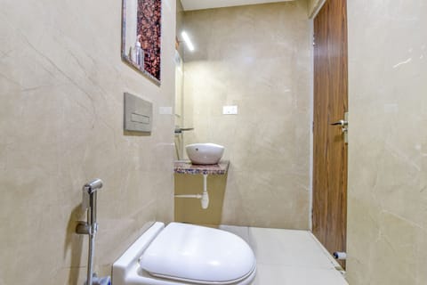 Shower, rainfall showerhead, free toiletries, towels