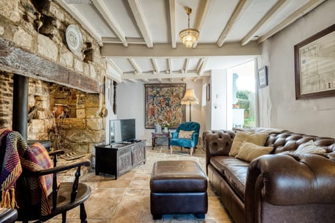 Pyatt's Pad Sitting Room - StayCotswold