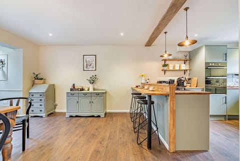 Ross House Kitchen - StayCotswold