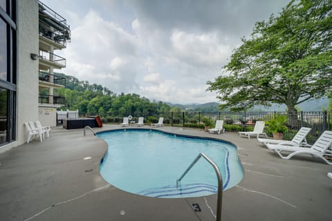 Gatlinburg Vacation Rental | 2BR | 2BA | 773 Sq Ft | Step-Free Access