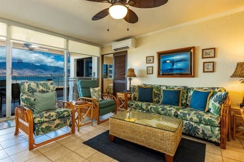 Condo, 3 Bedrooms | Living area