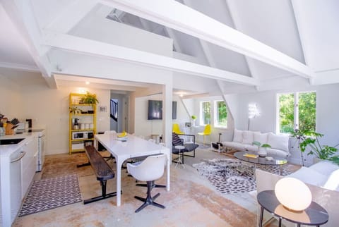 Bright, open-concept living with modern vibes and cozy charm ☀️🛋️✨ #HomeGoals #ModernLiving #InteriorDesign #CozyVibes