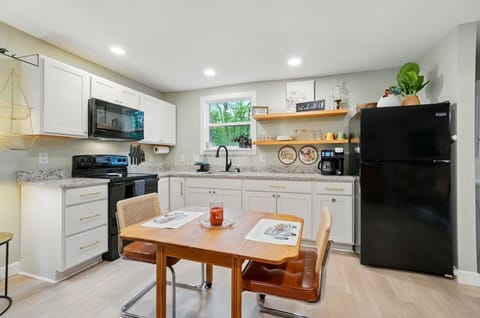 Kitchen with dining for 2-4