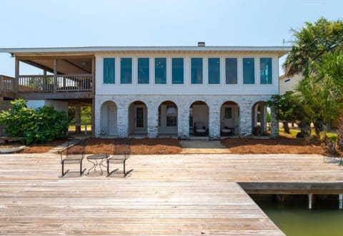 Exterior view of The Pearl vacation rental on Dauphin Island, Alabama. Excellent for Fishing!
There is a pole off the dock not seen in this picture
