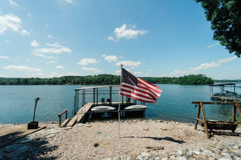 Amazing view of lake Cortez out back. Great for fishing or swimming 