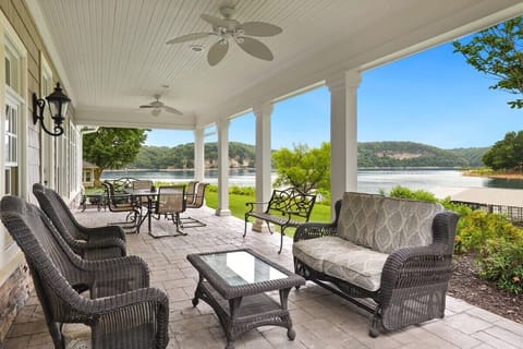 Located in a gorgeous lakeside neighborhood in the Ozark Mountains, our home offers the perfect Beaver Lake experience!