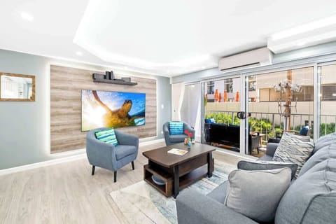 Beautifully renovated 2-bedroom 2-bathroom unit comfortably accommodating 6 guests!