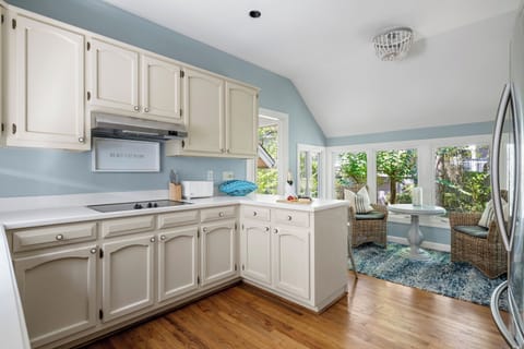 Fully Stocked Kitchen with 2 comfy seats