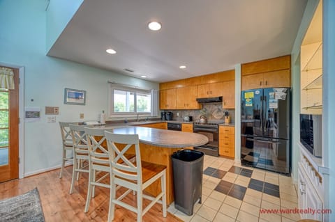 Kitchen with Eat-in Seating