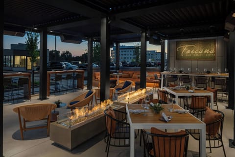 2 restaurants; breakfast and dinner served
