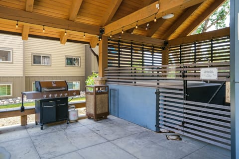 Condo, 2 Bedrooms | BBQ/picnic area