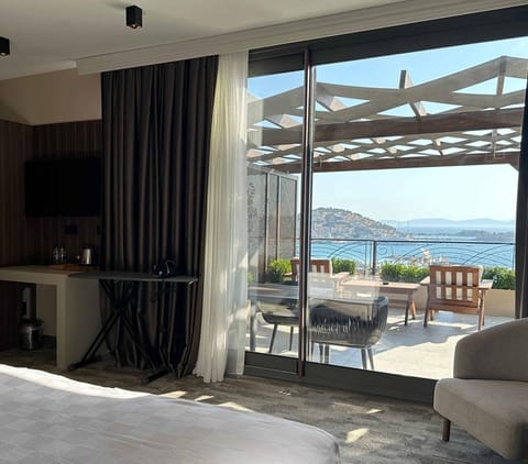 QUEEN SUITE ROOM | Premium bedding, minibar, in-room safe, soundproofing