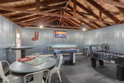 Detached Garage Gameroom
Smart TV
Shuffleboard, Foosball, Air Hockey & Arcade!
