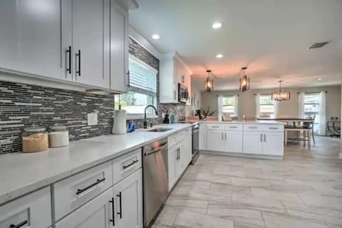 Modern Kitchen w/ all the amenities