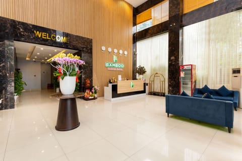 Deluxe Double or Twin Room | Living area | 32-inch flat-screen TV with cable channels, TV