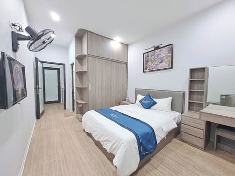 Superior Room | Desk, laptop workspace, blackout drapes, soundproofing