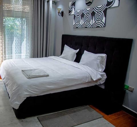 Minibar, in-room safe, iron/ironing board, WiFi (free)