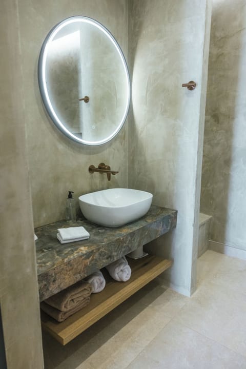 Comfort Double Room | Bathroom | Shower, rainfall showerhead, free toiletries, hair dryer