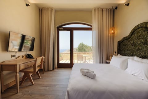 Superior Double Room, 1 King Bed, Non Smoking, Sea View | Premium bedding, memory foam beds, minibar, in-room safe