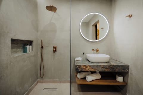 Comfort Double Room | Bathroom | Shower, rainfall showerhead, free toiletries, hair dryer