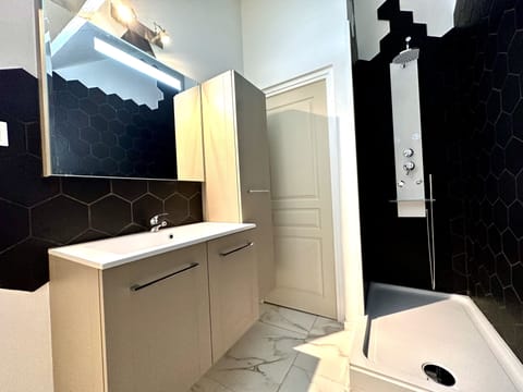 City House | Bathroom | Shower, hair dryer, towels