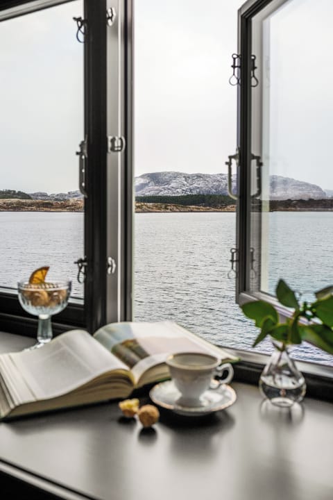 Standard Room, 1 King Bed, Sea View | Desk, laptop workspace, blackout drapes, soundproofing